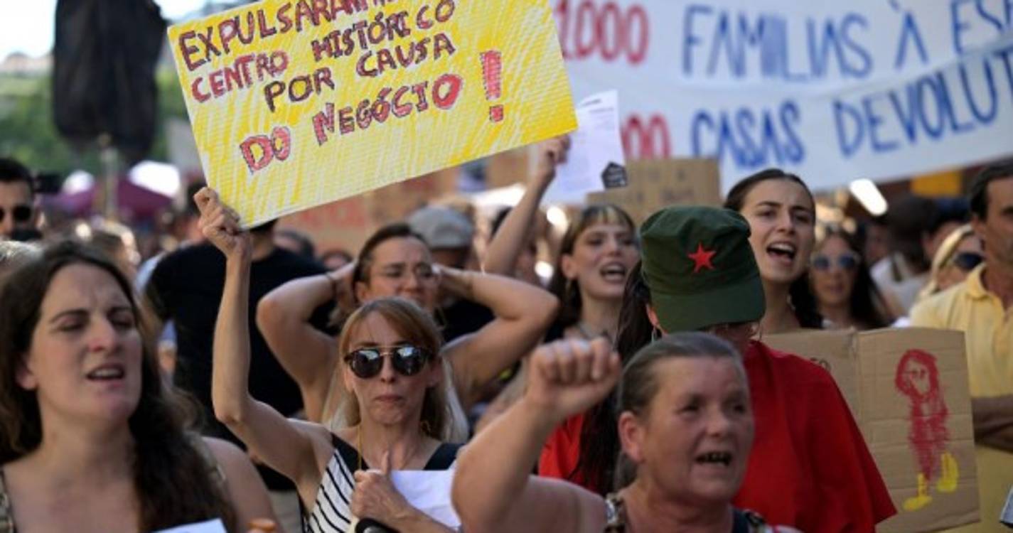 Habitação: Pelo menos oito mil manifestantes preenchem rua de Santa Catarina no Porto (com fotos)