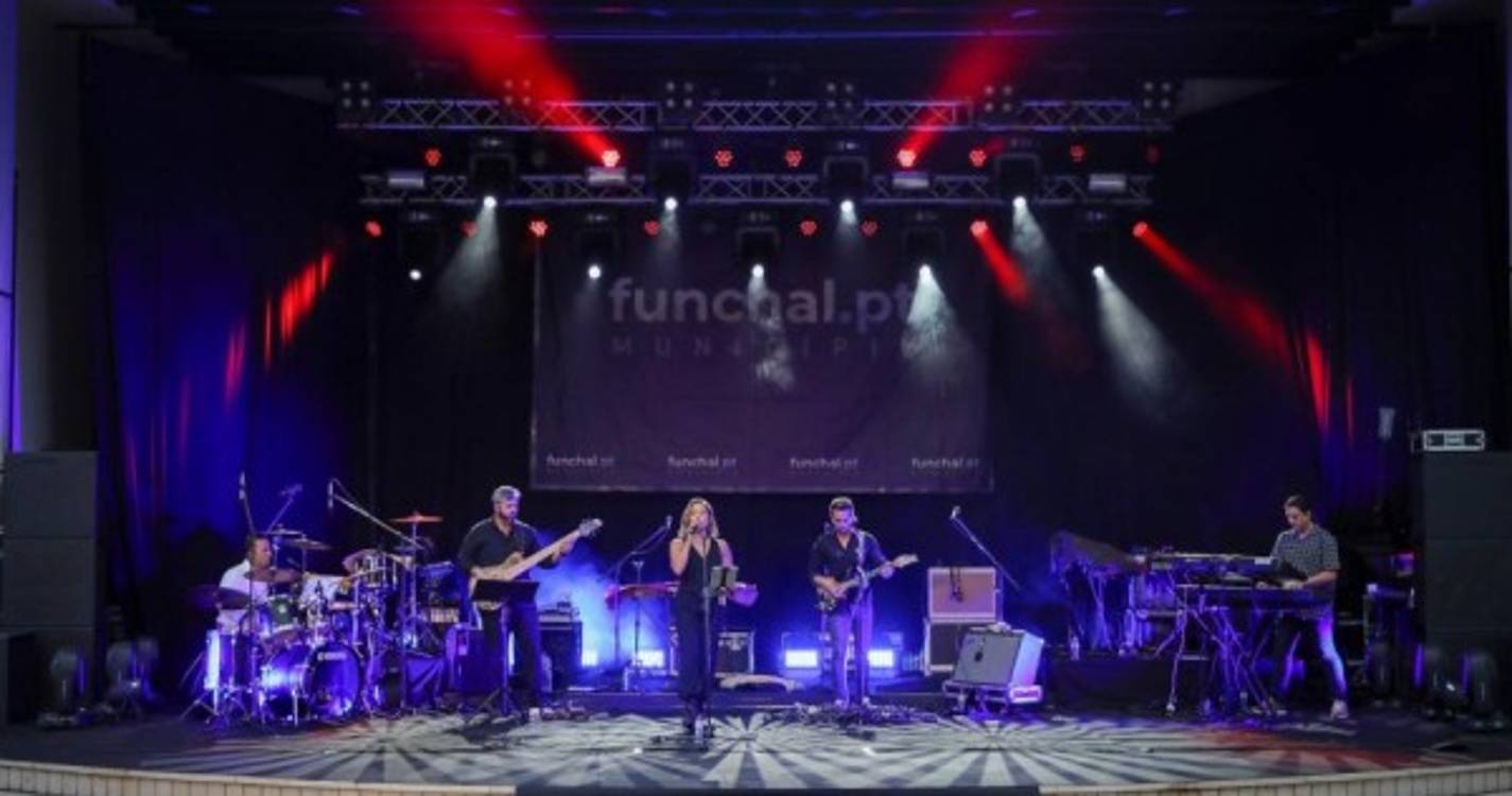 Clã e Cristina Barbosa deram espetáculo no Jardim Municipal