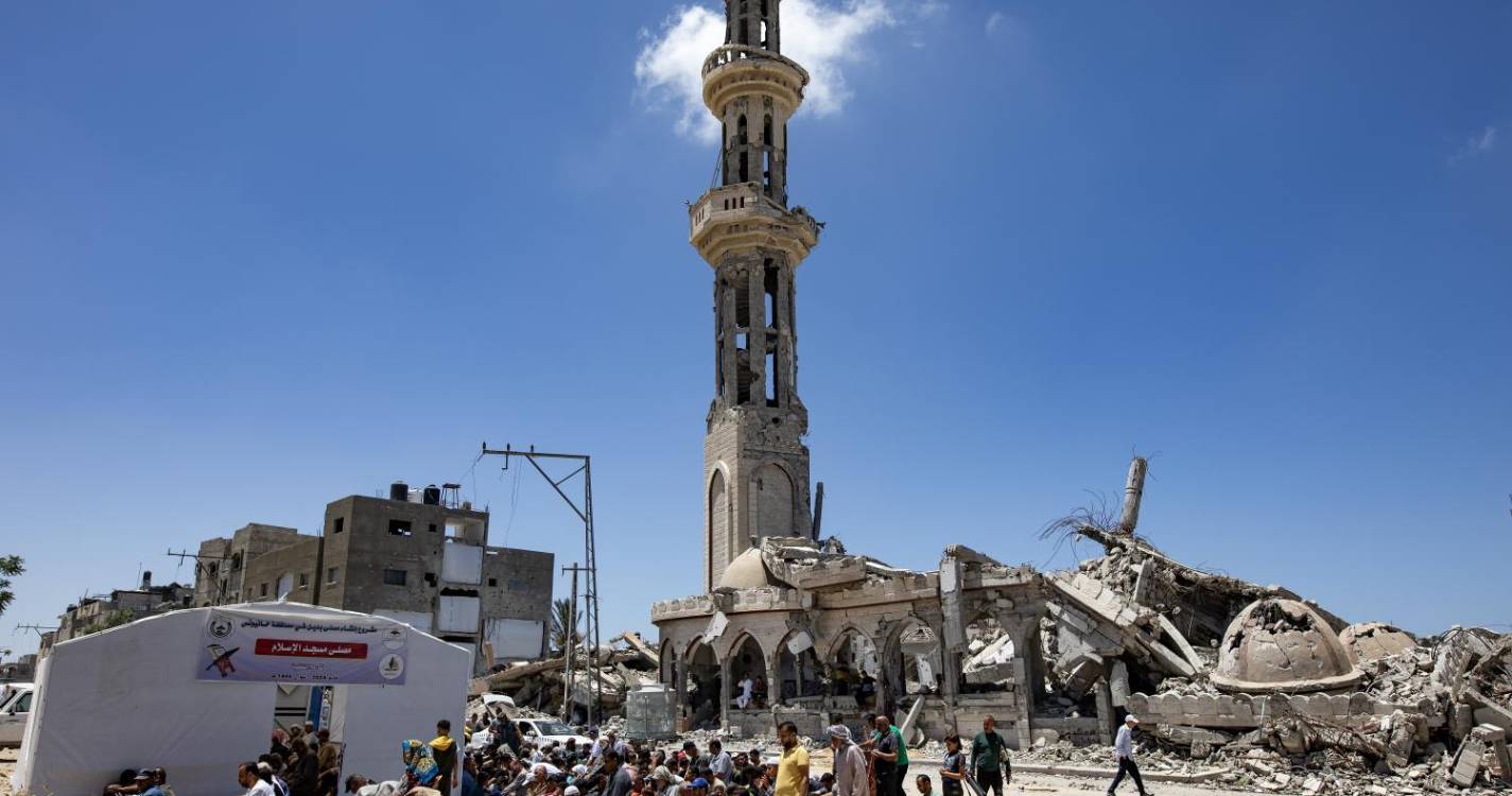 Médio Oriente: Abbas pede à comunidade internacional que obrigue Israel a cumprir decisão de TIJ