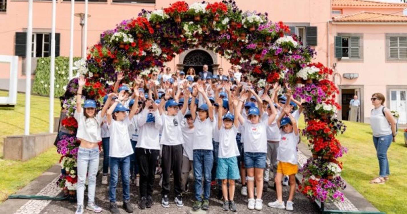 Crianças edificaram ‘Mural da Esperança’ na Calheta que está engalanada a preceito. Veja as imagens