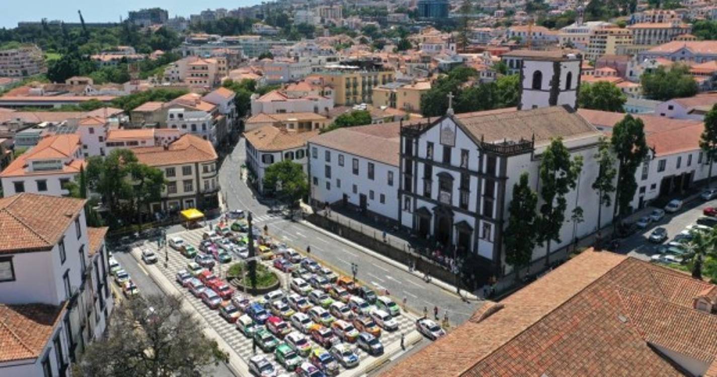 Fica assim a Praça do Município cheia de carros do Rali
