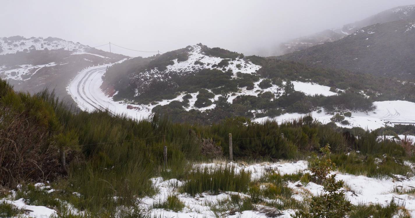 Aguaceiros, neve e trovoada nas previsões para hoje na Madeira