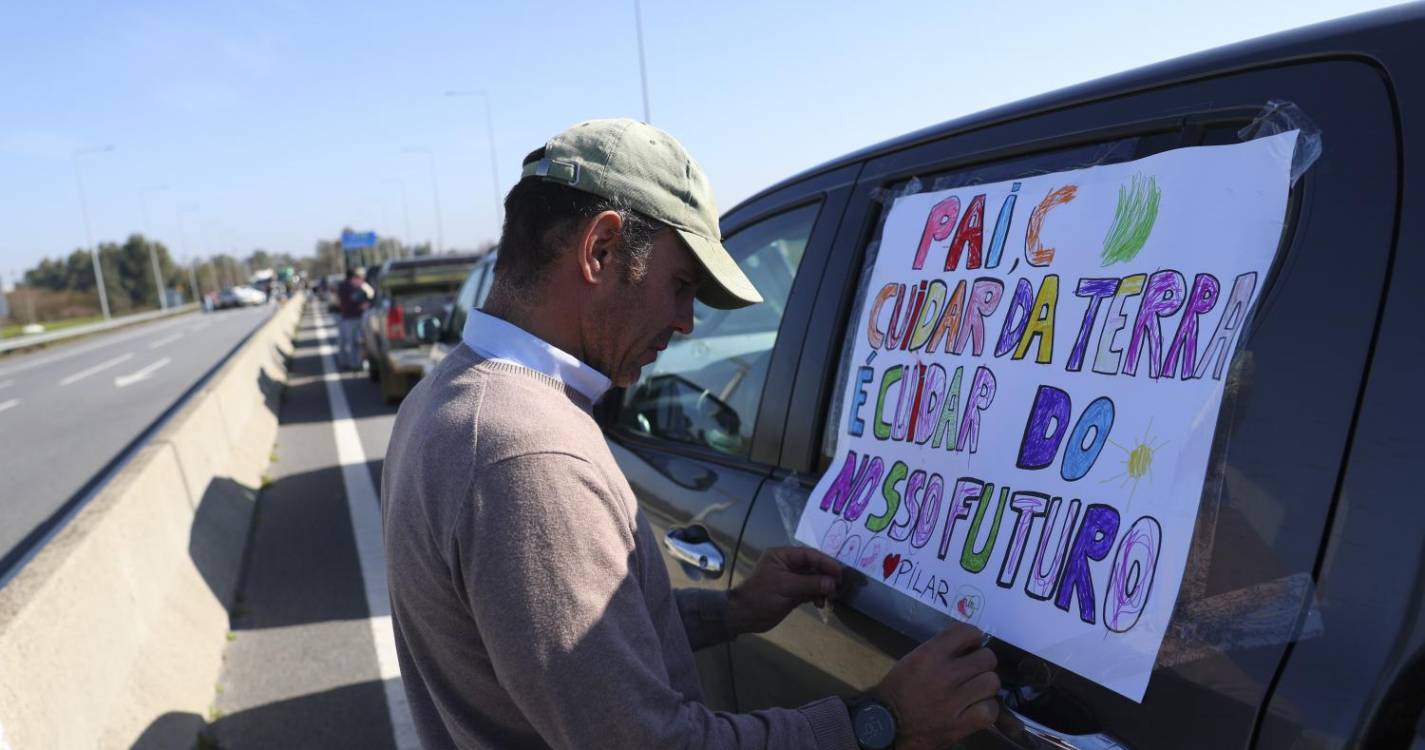 UE/Agricultores: Só passam carros prioritários e 10 camiões de hora a hora na A6 em Elvas