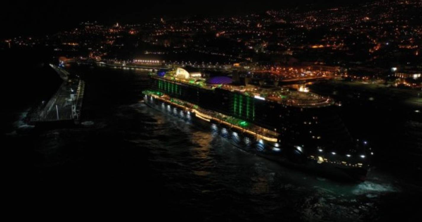 Baía do Funchal amanhece com o regresso do navio AIDAnova. Veja as imagens