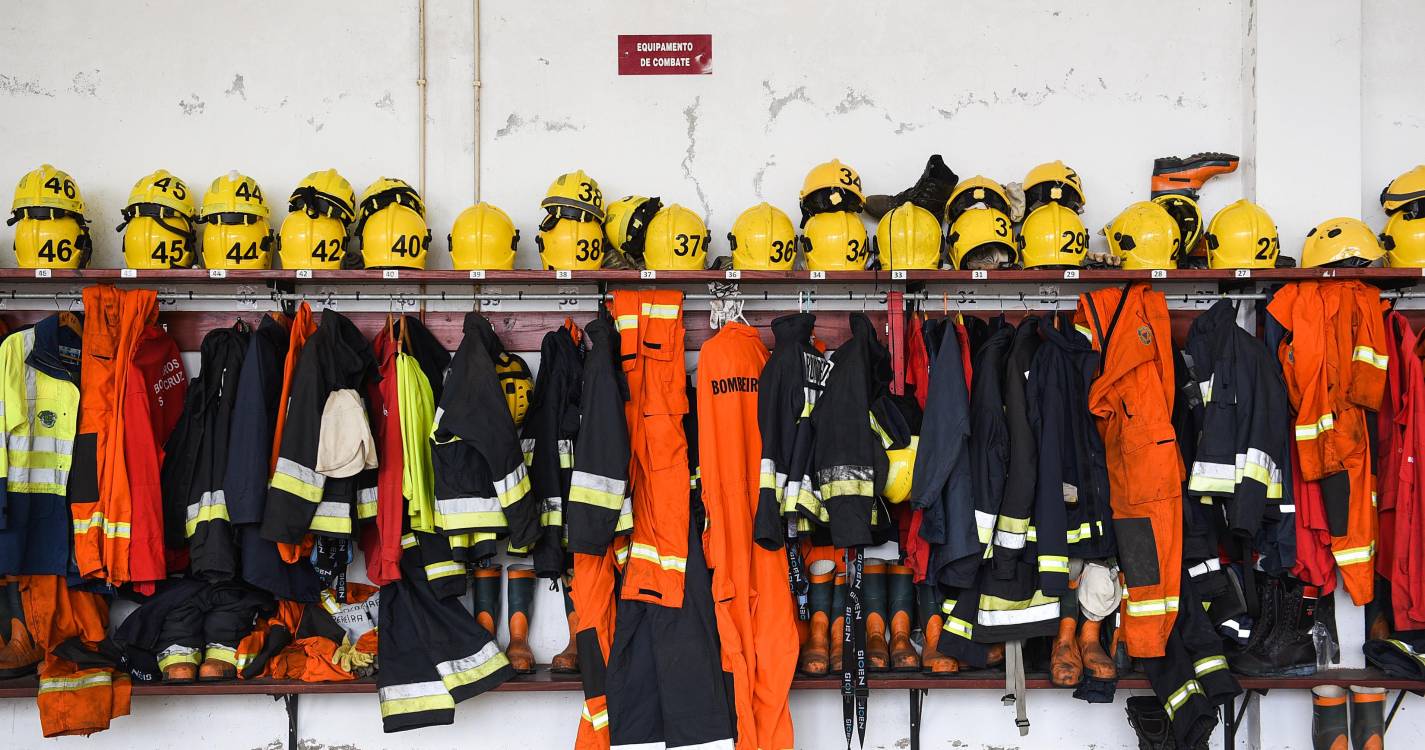 Incêndio junto ao campo do Santacruzense mobilizou helicóptero, bombeiros e polícias florestais