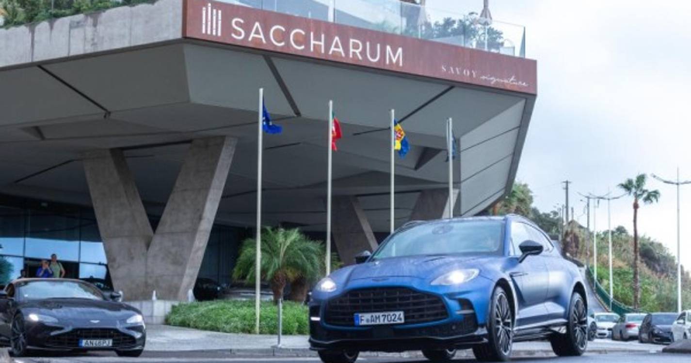 Veja as fotos da caravana de bólides da Aston Martin à saída do hotel Saccharum na Calheta