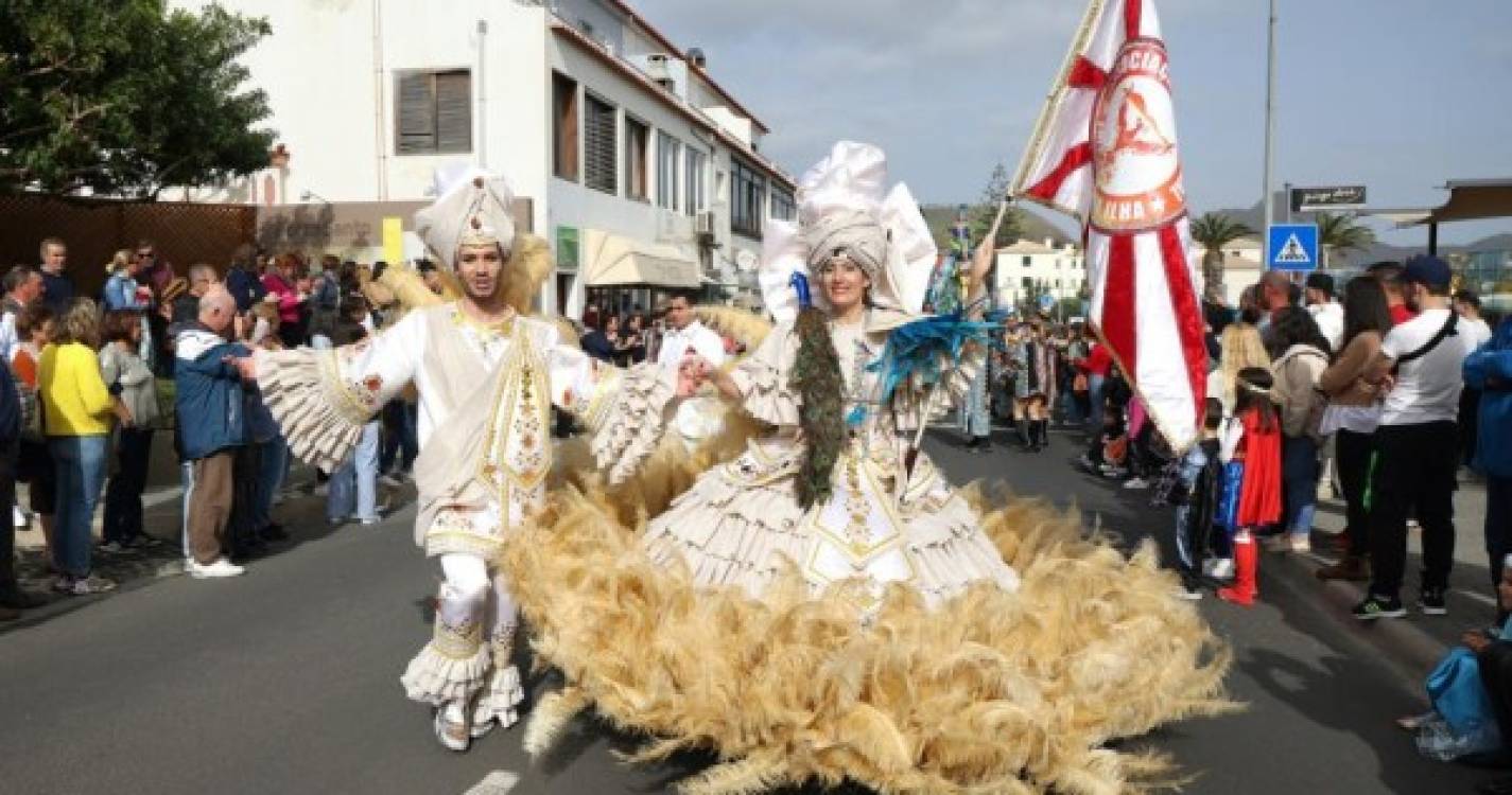 Veja as melhores imagens do cortejo de Carnaval na ilha dourada
