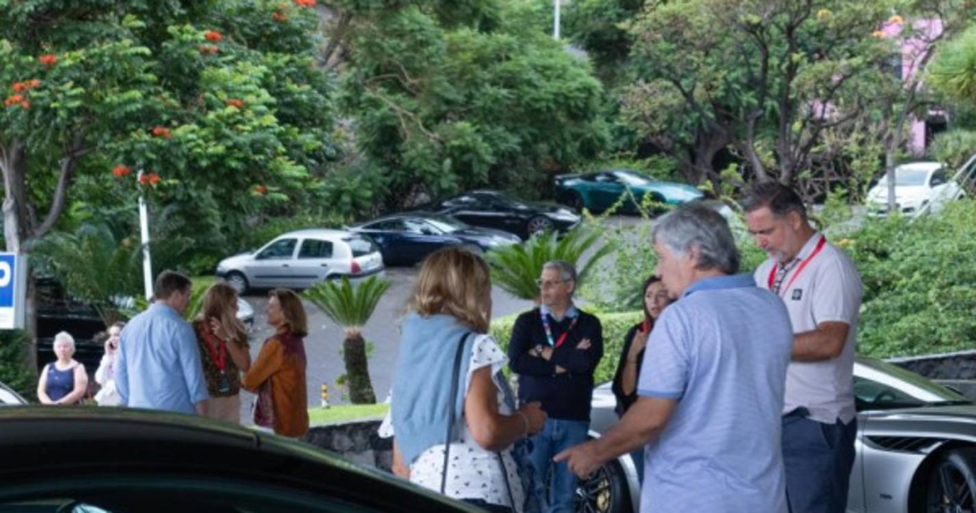 Veja as fotos da caravana de bólides da Aston Martin à saída do hotel Saccharum na Calheta