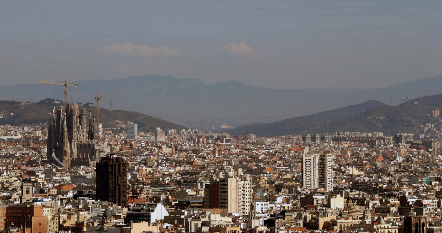 Ativistas despem-se em Barcelona para exigir proibição de peles na Europa