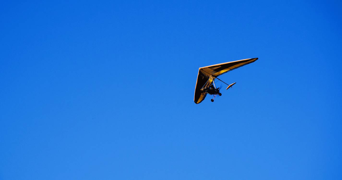 Praticante de asa delta embate em linhas de média tensão