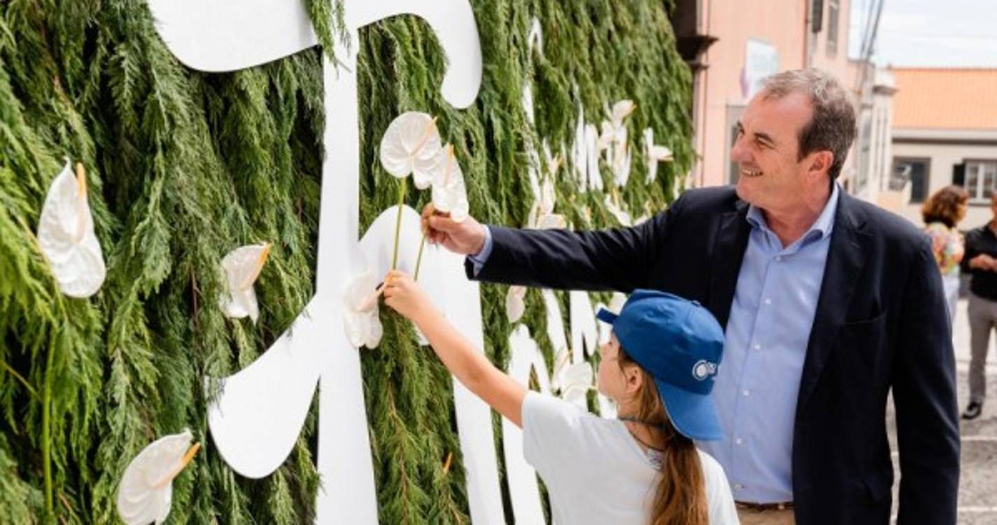 Crianças edificaram ‘Mural da Esperança’ na Calheta que está engalanada a preceito. Veja as imagens