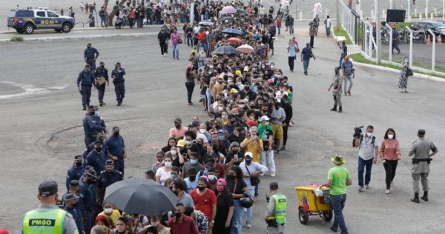 Fãs e família dizem último adeus à cantora Marília Mendonça (com fotos)