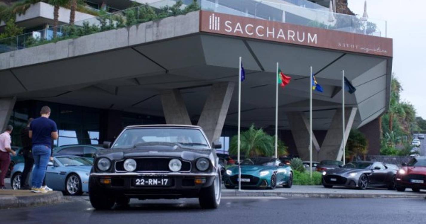 Veja as fotos da caravana de bólides da Aston Martin à saída do hotel Saccharum na Calheta