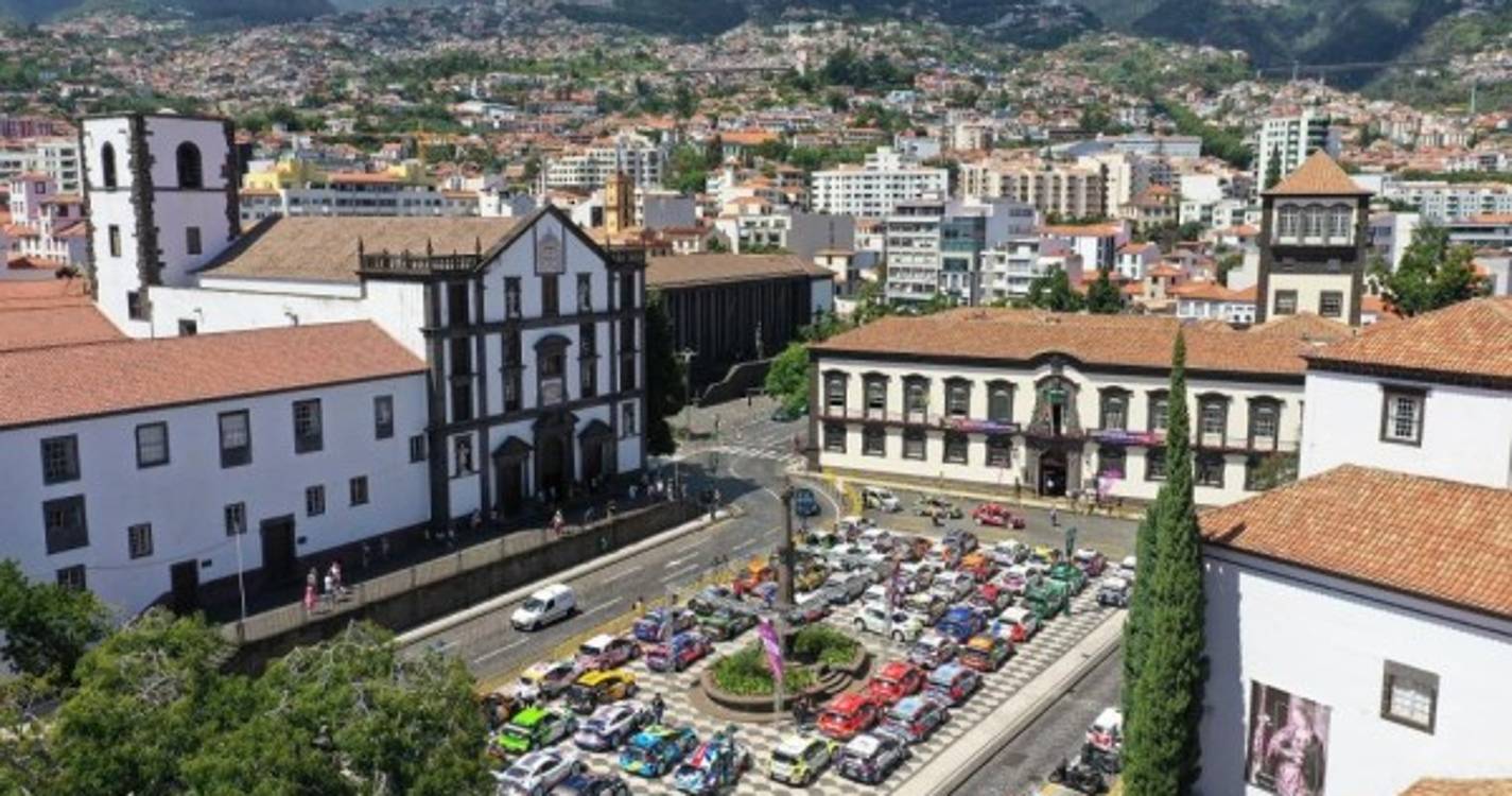 Fica assim a Praça do Município cheia de carros do Rali
