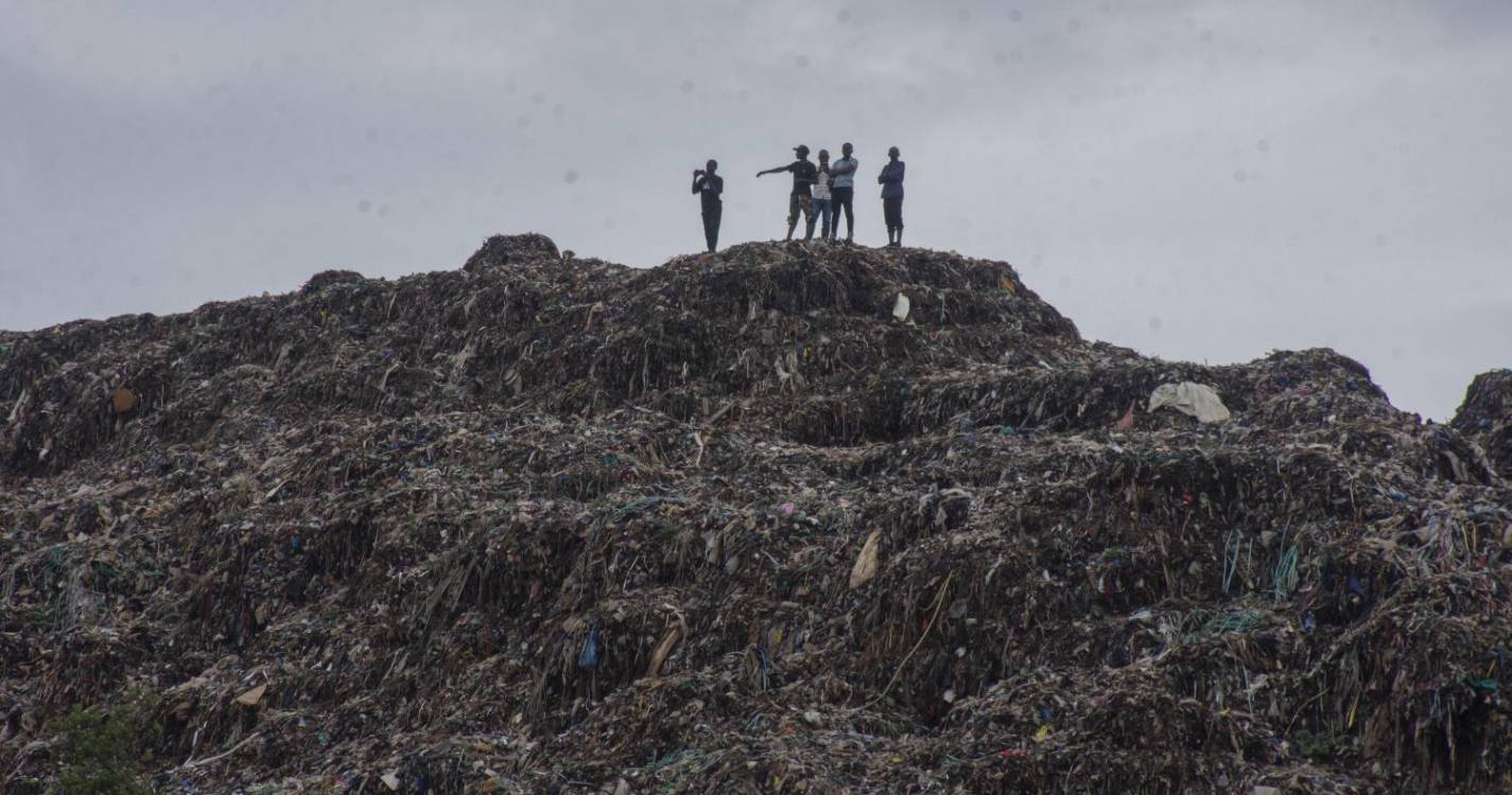 Sobe para 24 o número de mortos em aterro sanitário no Uganda