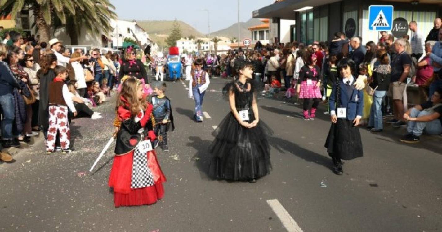 Veja as melhores imagens do cortejo de Carnaval na ilha dourada