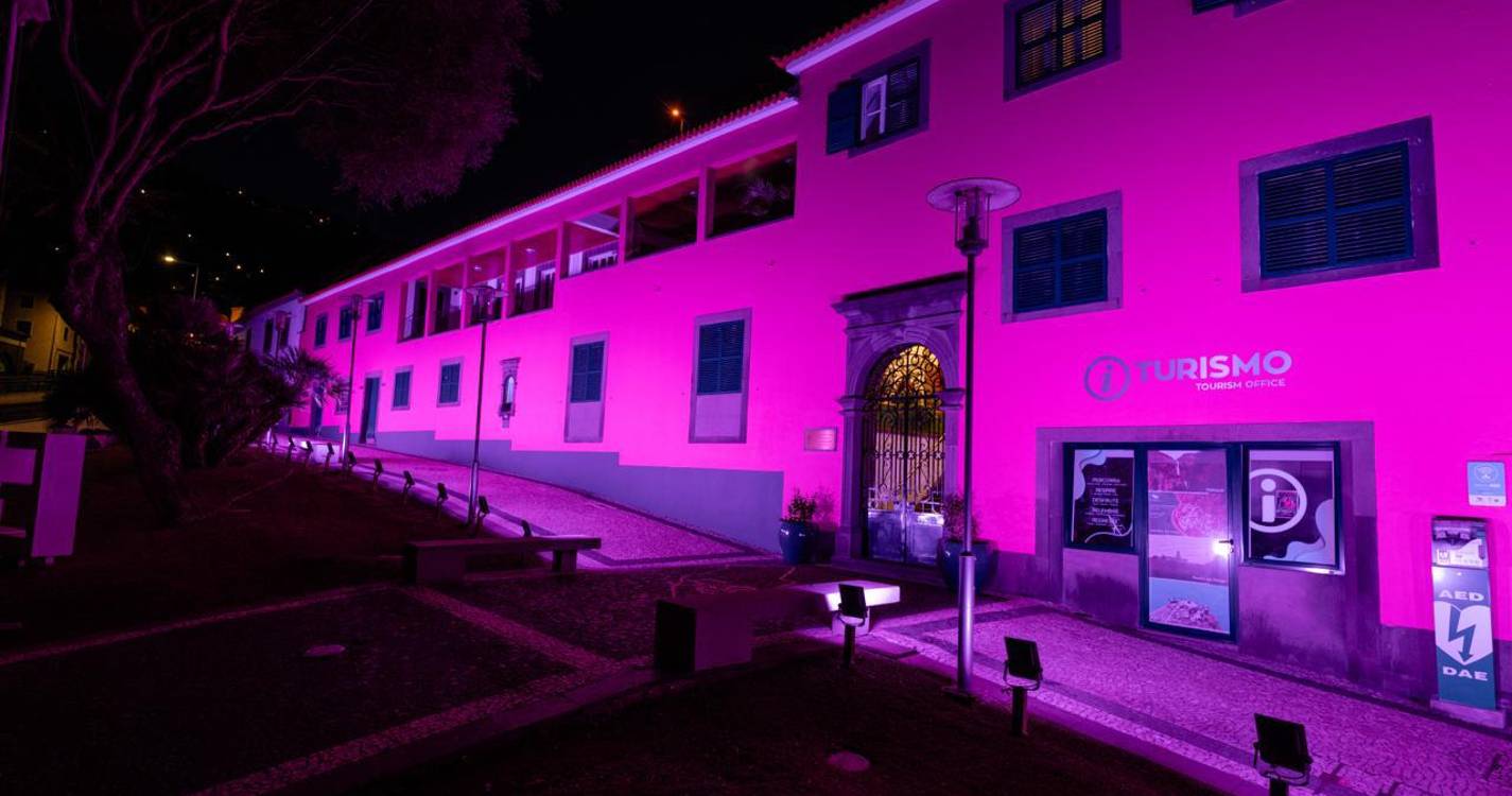 Câmara da Calheta iluminou-se de roxo pelo cancro do pâncreas