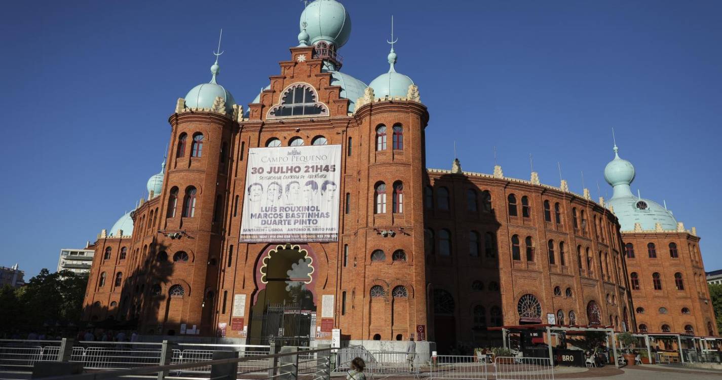 Manifestantes anti-touradas concentrados no Campo Pequeno, em Lisboa