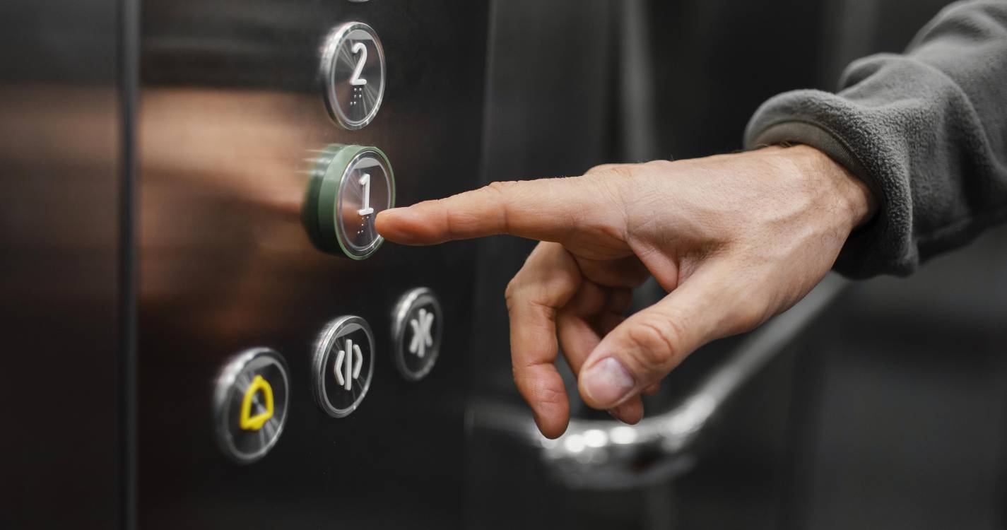 Duas pessoas presas em elevador de prédio no Funchal
