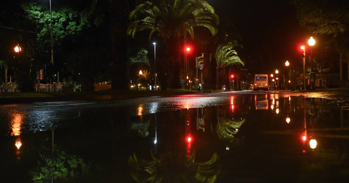 Bombeiros chamados a assistir cidadão na Avenida do Mar