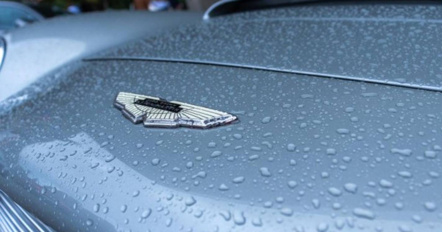 Veja as fotos da caravana de bólides da Aston Martin à saída do hotel Saccharum na Calheta