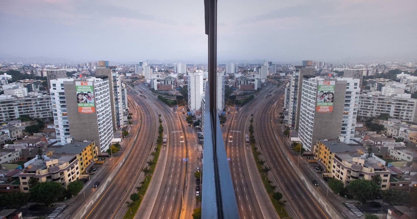 Pelo menos três mortos após desabar teto em centro comercial no Peru