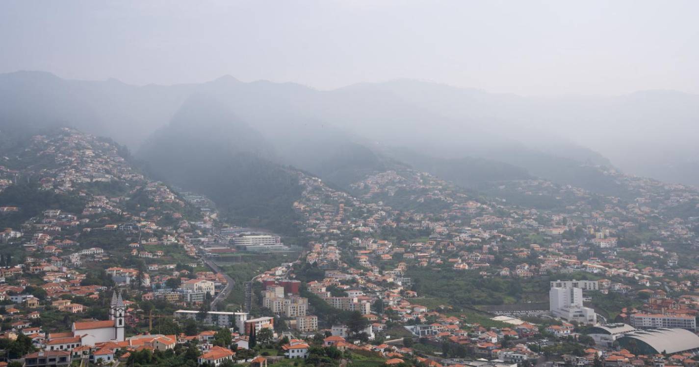 Céu muito nublado e aguaceiros esta terça-feira