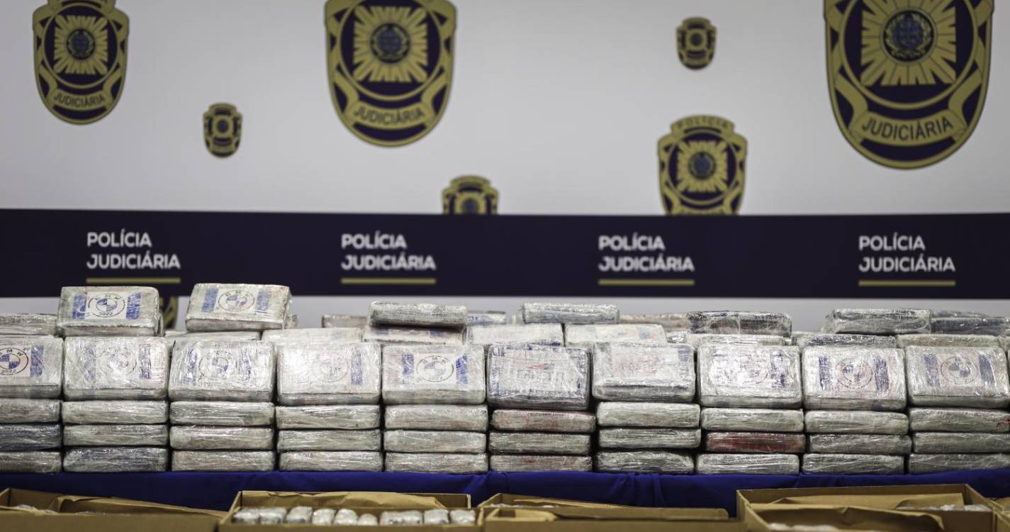 Marinha e PJ intercetam pesqueiro com 1,6 toneladas de cocaína em operação internacional