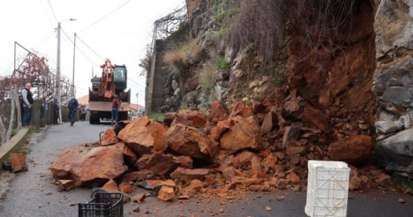 Limpeza de estrada obstruída em Câmara de Lobos já começou (com fotos)