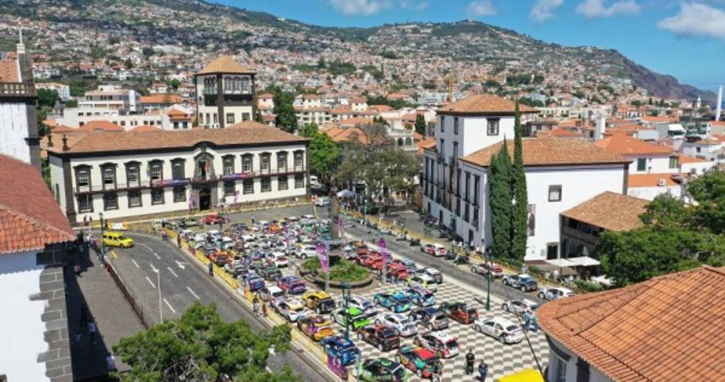 Fica assim a Praça do Município cheia de carros do Rali