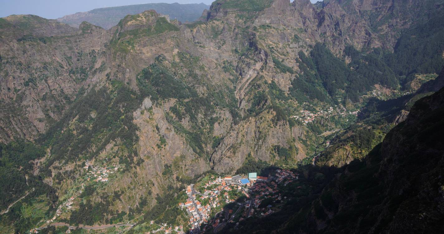 Jovem turista ferido no Curral das Freiras já foi resgatado