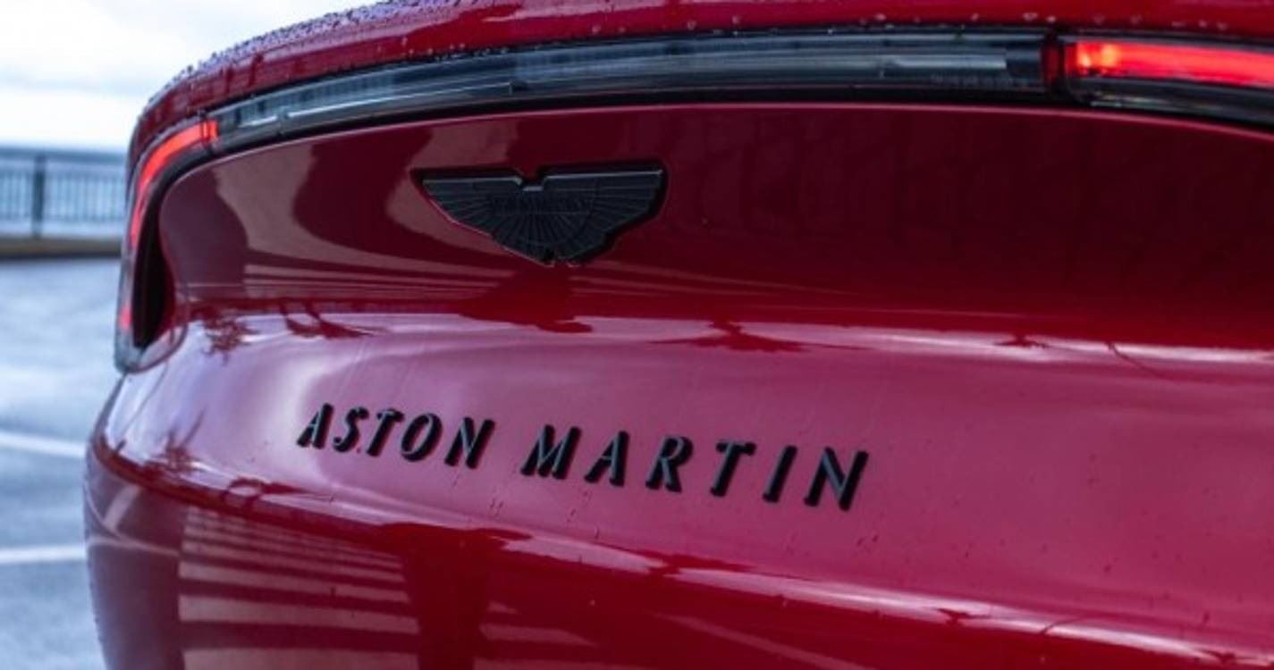 Veja as fotos da caravana de bólides da Aston Martin à saída do hotel Saccharum na Calheta