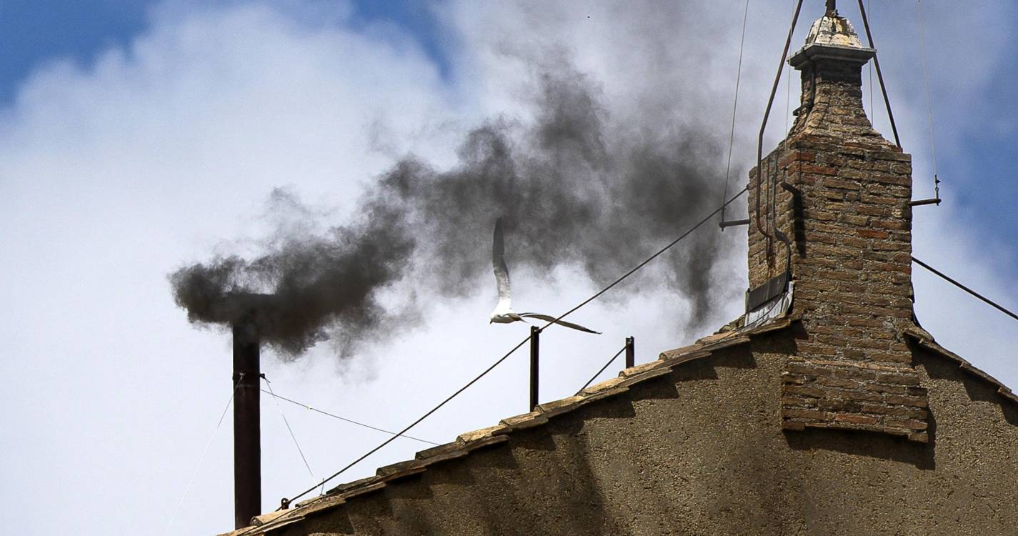 Conclave: Fumo negro surpreende milhares reunidos na Praça de São Pedro