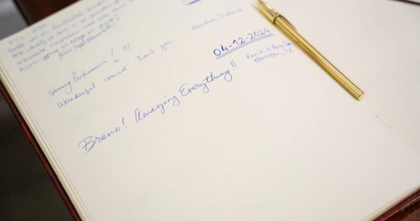 Veja como o tenor Carlos Guilherme cantou Max com a Orquestra de Bandolins