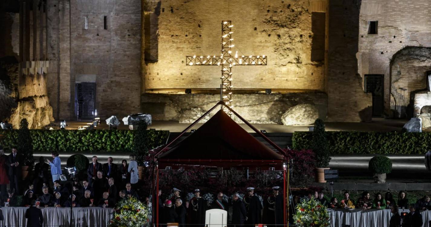 Papa afinal não preside hoje à Via-Sacra para “preservar a sua saúde”