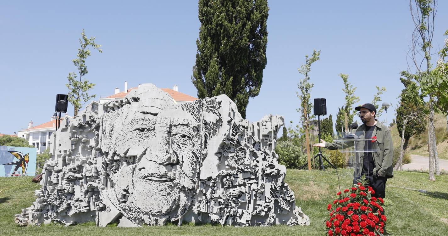 Rosto de Soares da autoria de Vhils inaugurado na Amadora para que a “liberdade continue”
