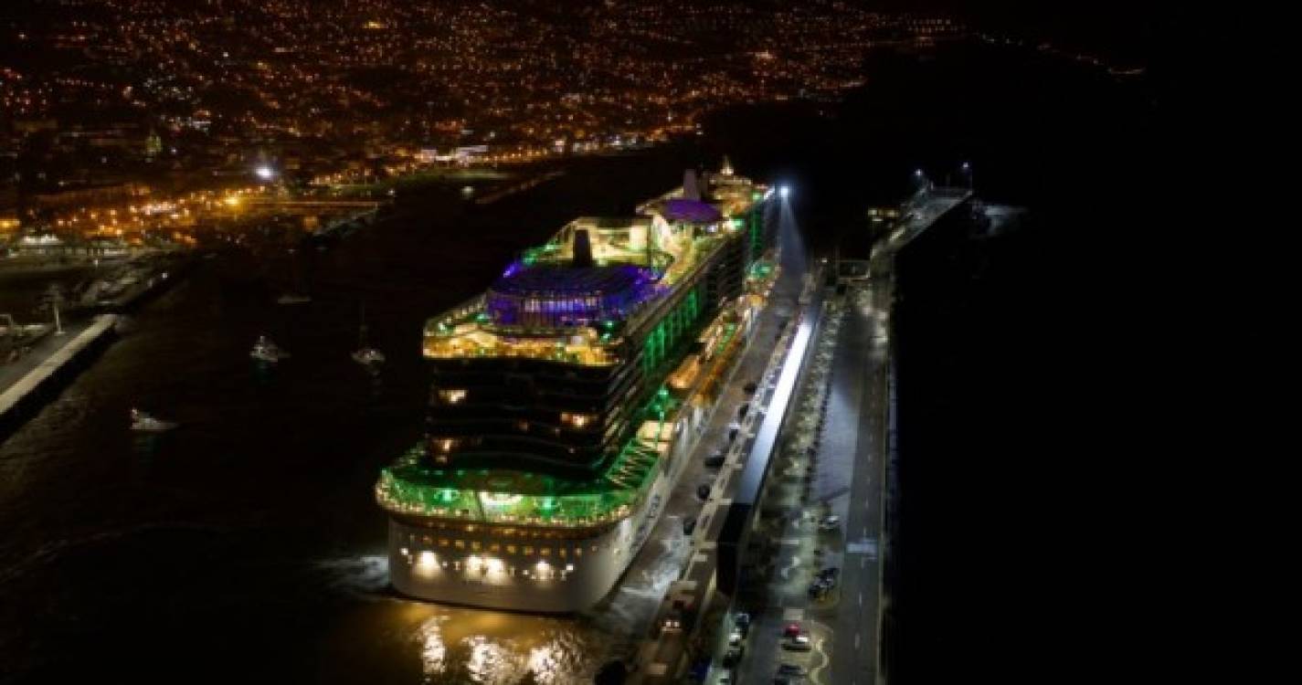 Baía do Funchal amanhece com o regresso do navio AIDAnova. Veja as imagens