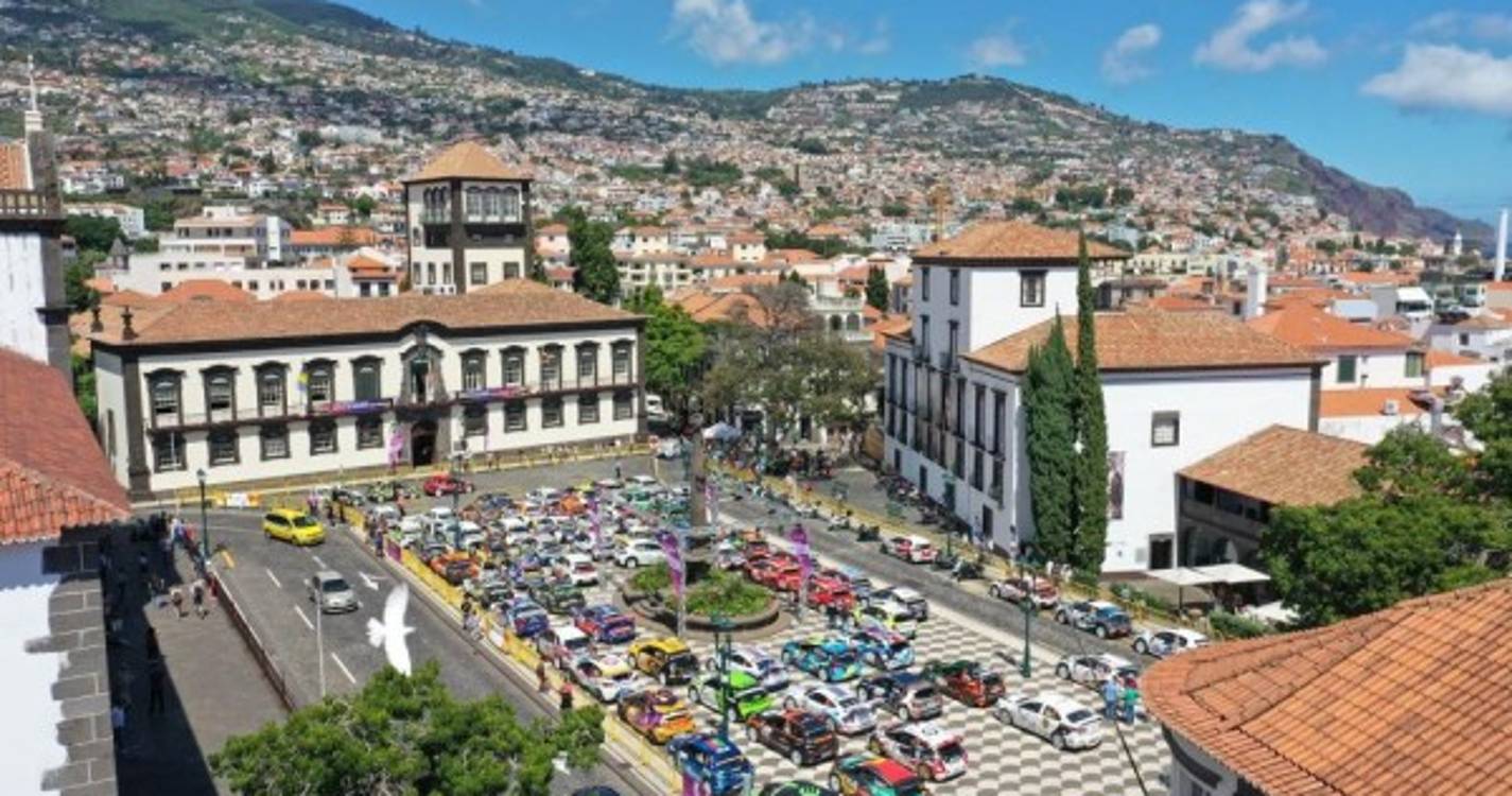 Fica assim a Praça do Município cheia de carros do Rali