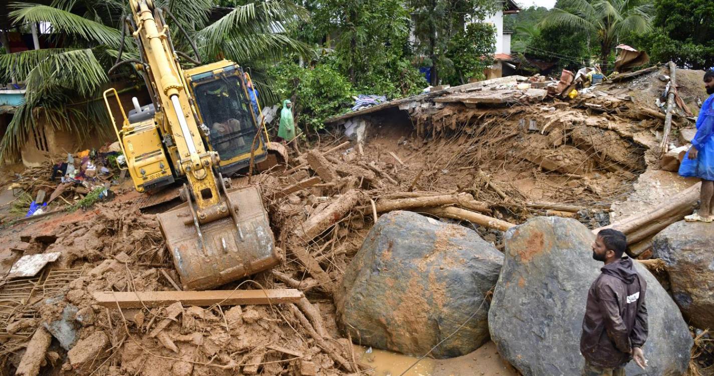 Pelo menos 150 pessoas morreram em deslizamentos de terra na Índia