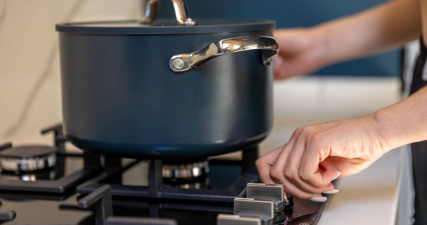 Homem hospitalizado por inalação de fumo em incêndio provocado por panela esquecida ao lume