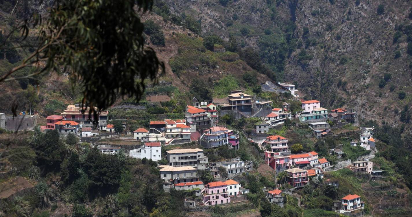 Moradores entre o alívio e o lamento por deixarem a Fajã das Galinhas