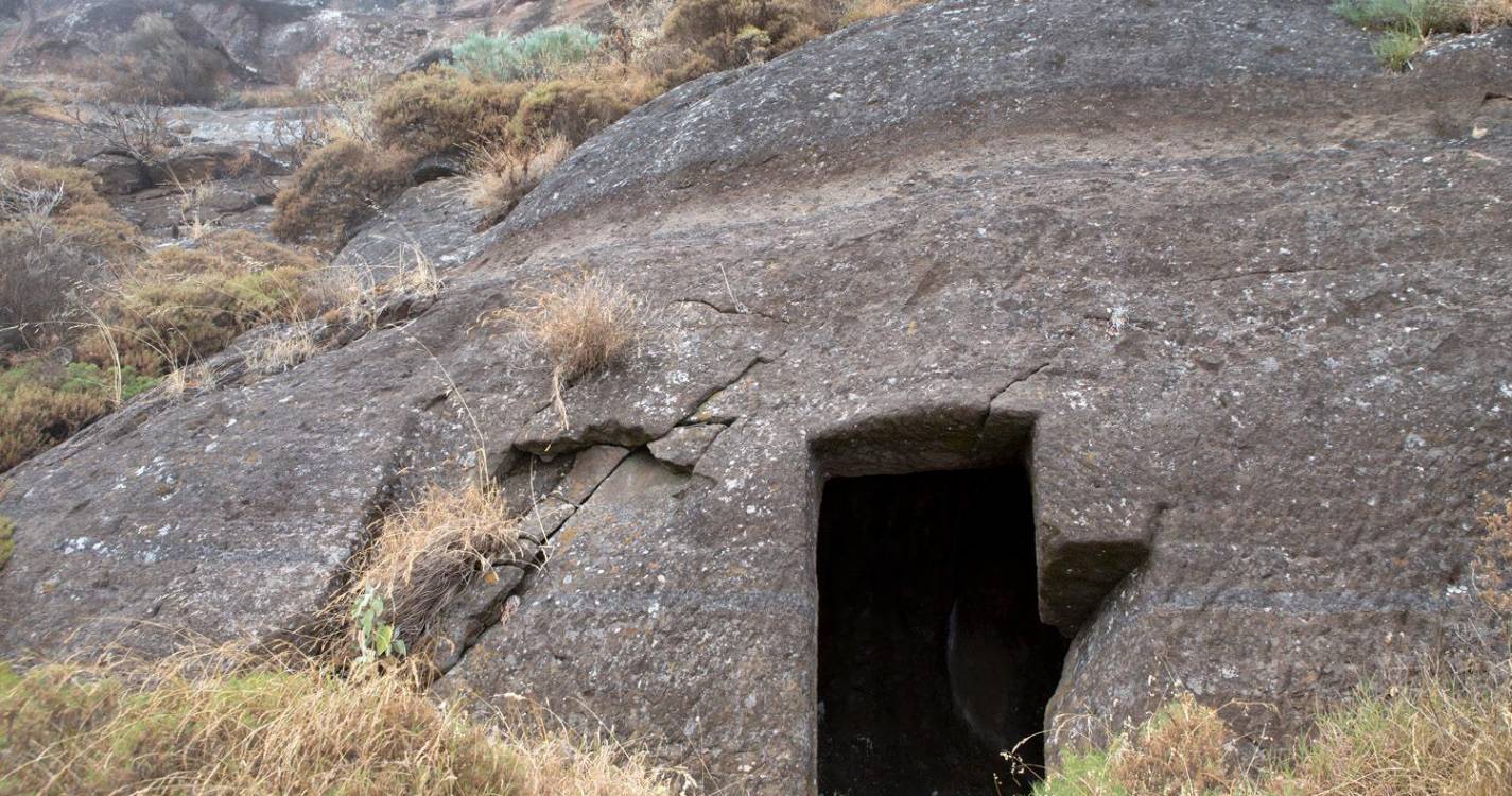 Galeria Anjos Teixeira promove conversa com Manuel Neto sobre as furnas da serra