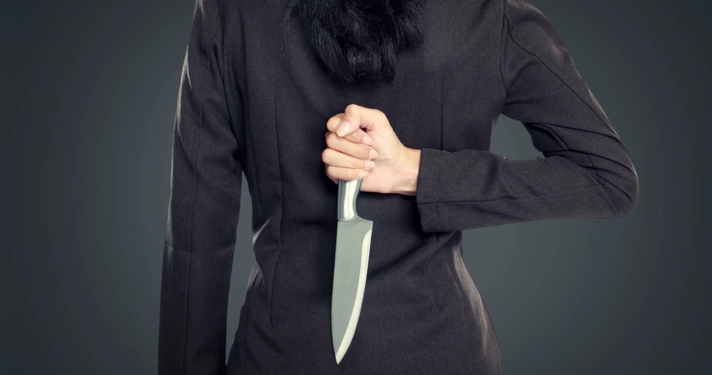 Cinco anos e meio de prisão para mulher que tentou matar companheiro com 12 facadas