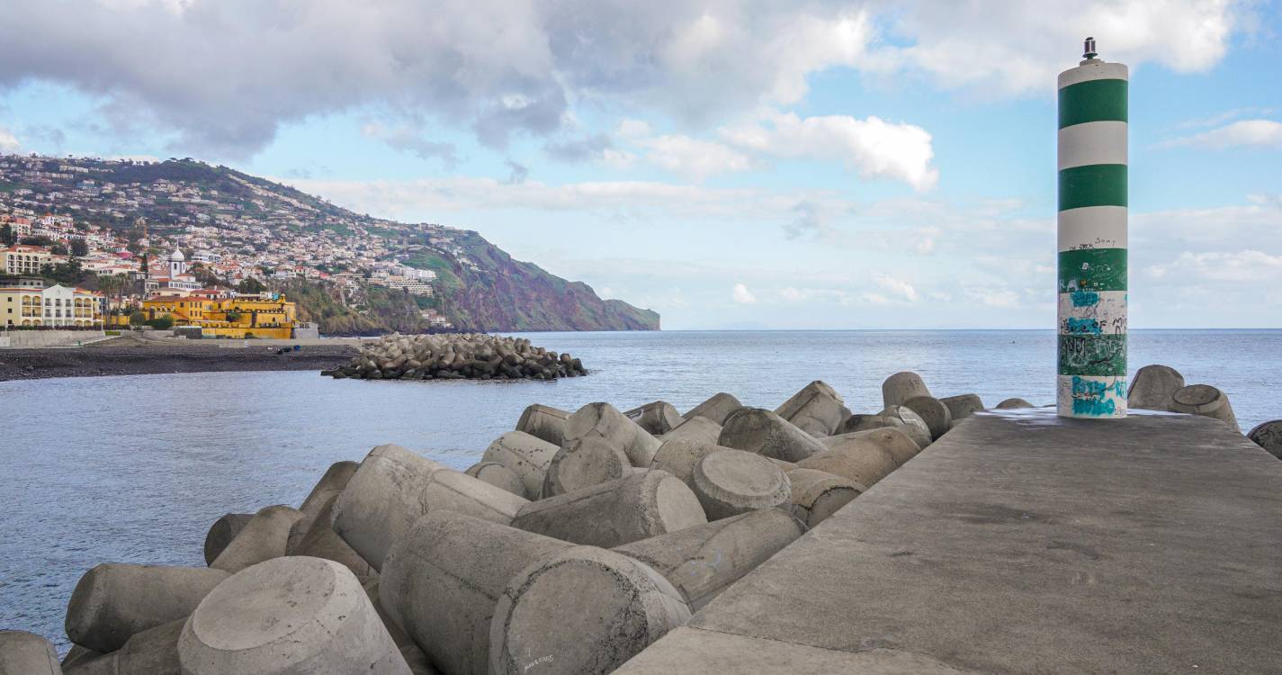 Mulher agredida com muletas por sem-abrigo no Funchal