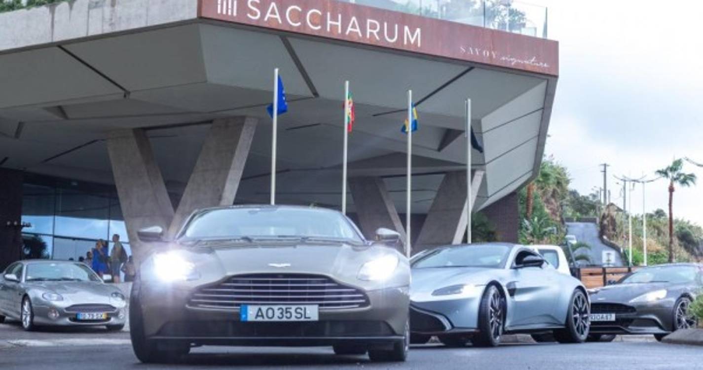 Veja as fotos da caravana de bólides da Aston Martin à saída do hotel Saccharum na Calheta