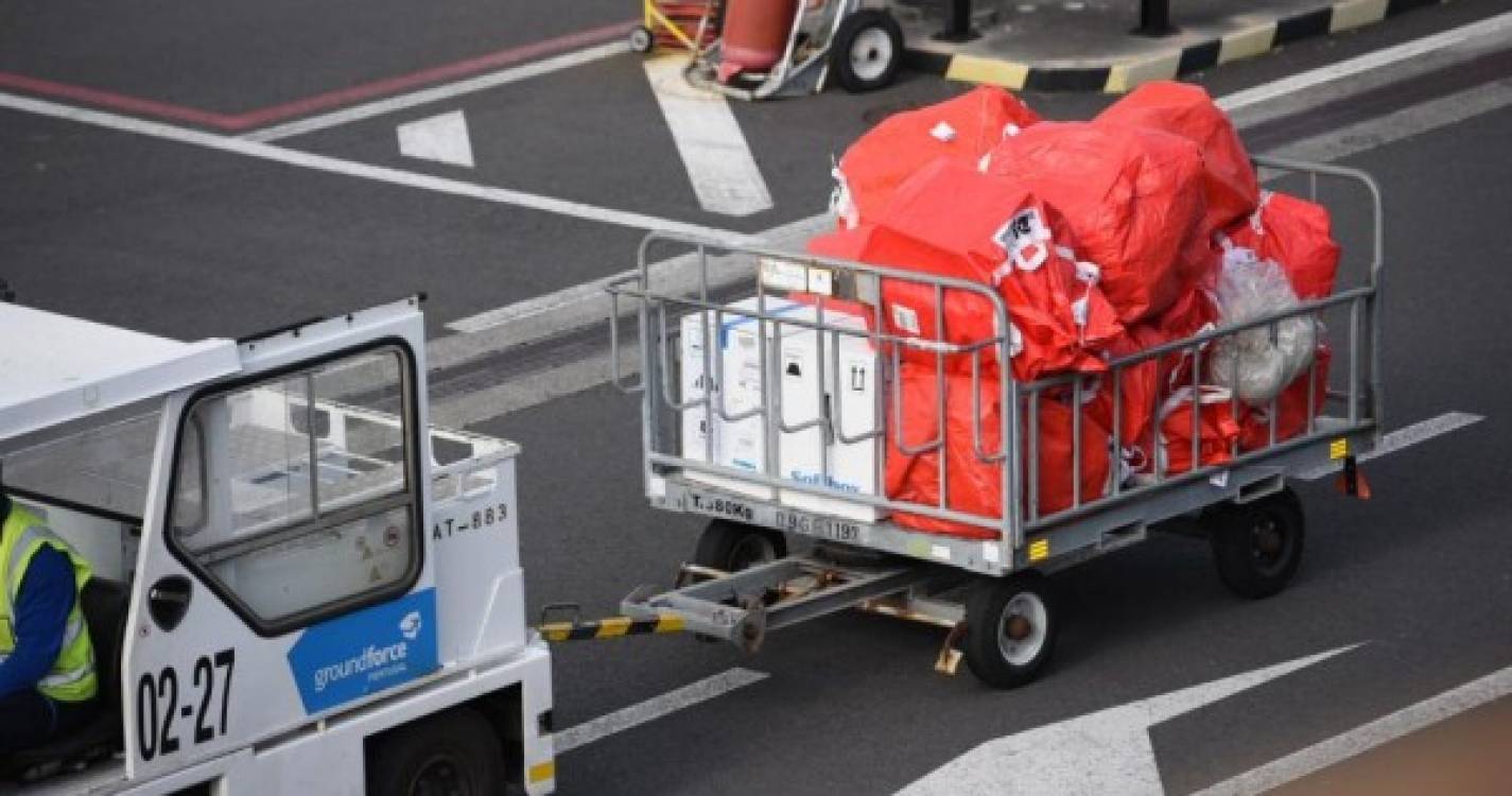 Veja as imagens da chegada do avião que traz as vacinas para a Madeira (com fotos)