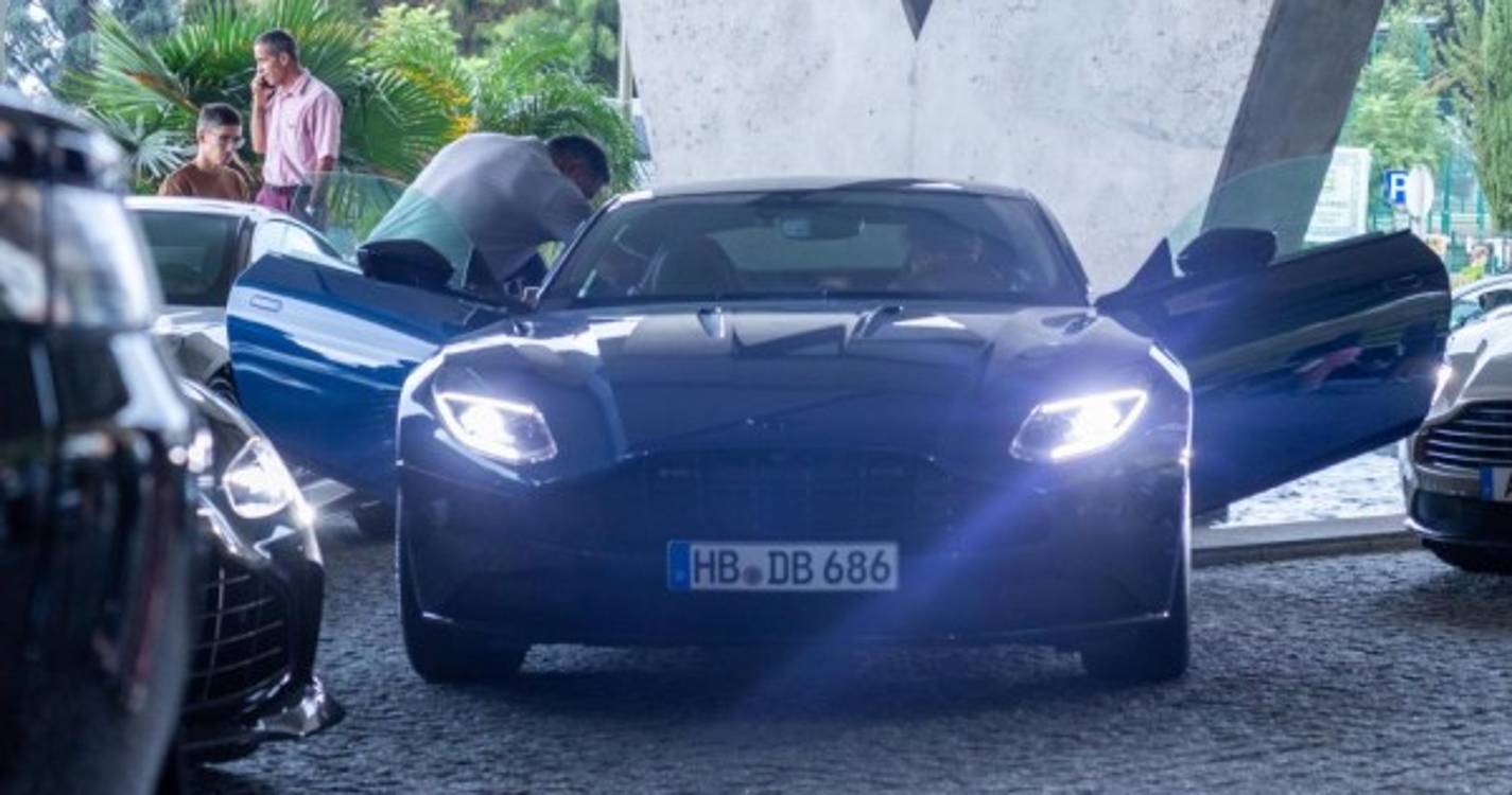 Veja as fotos da caravana de bólides da Aston Martin à saída do hotel Saccharum na Calheta