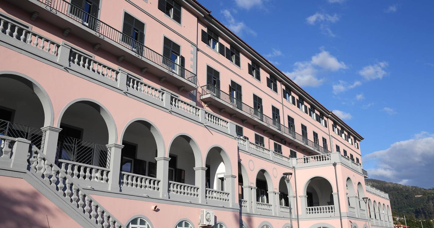 Dois dos três elevadores do Hospital dos Marmeleiros já estão em funcionamento