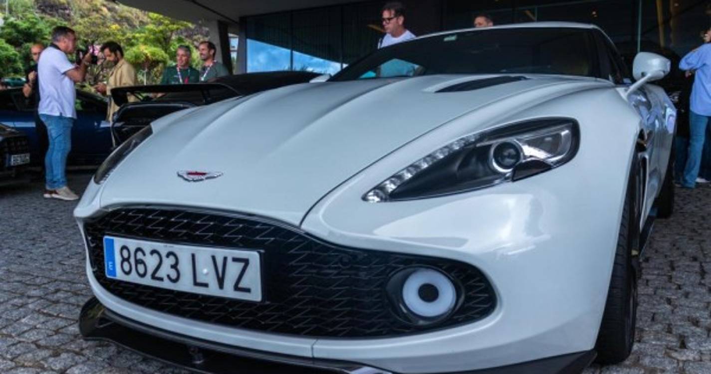 Veja as fotos da caravana de bólides da Aston Martin à saída do hotel Saccharum na Calheta