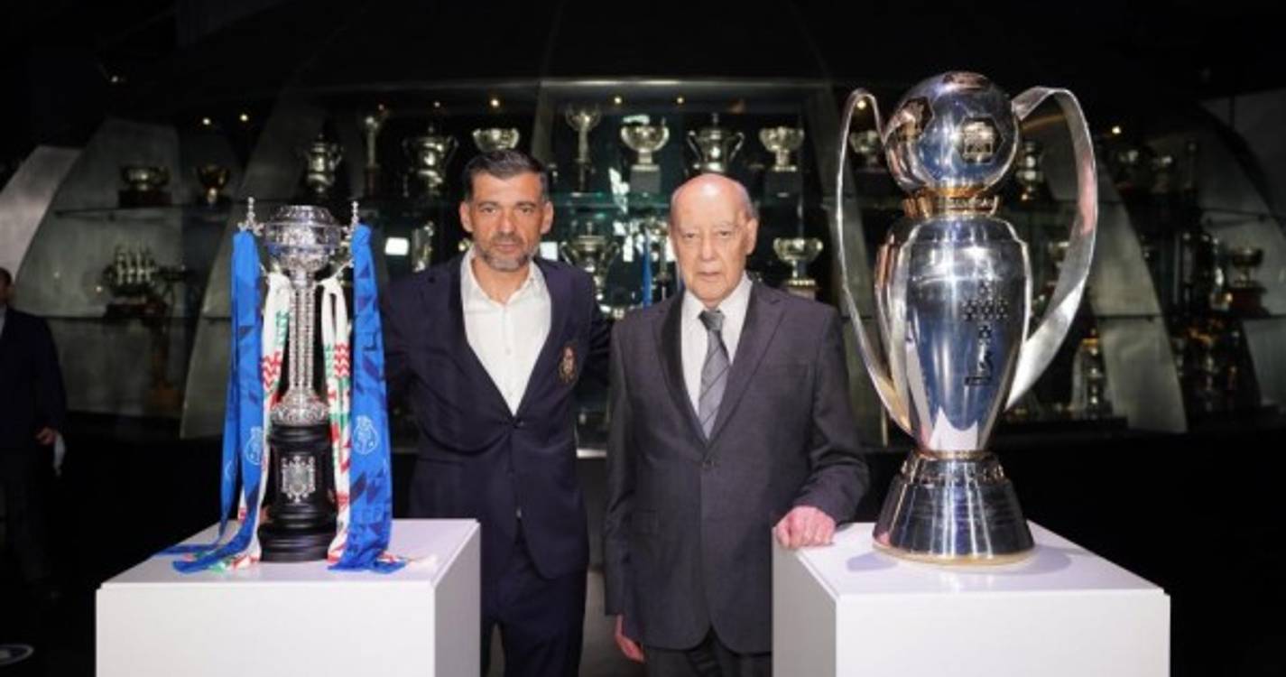 Plantel do FC Porto entrega troféus da ‘dobradinha’ a Pinto da Costa e museu
